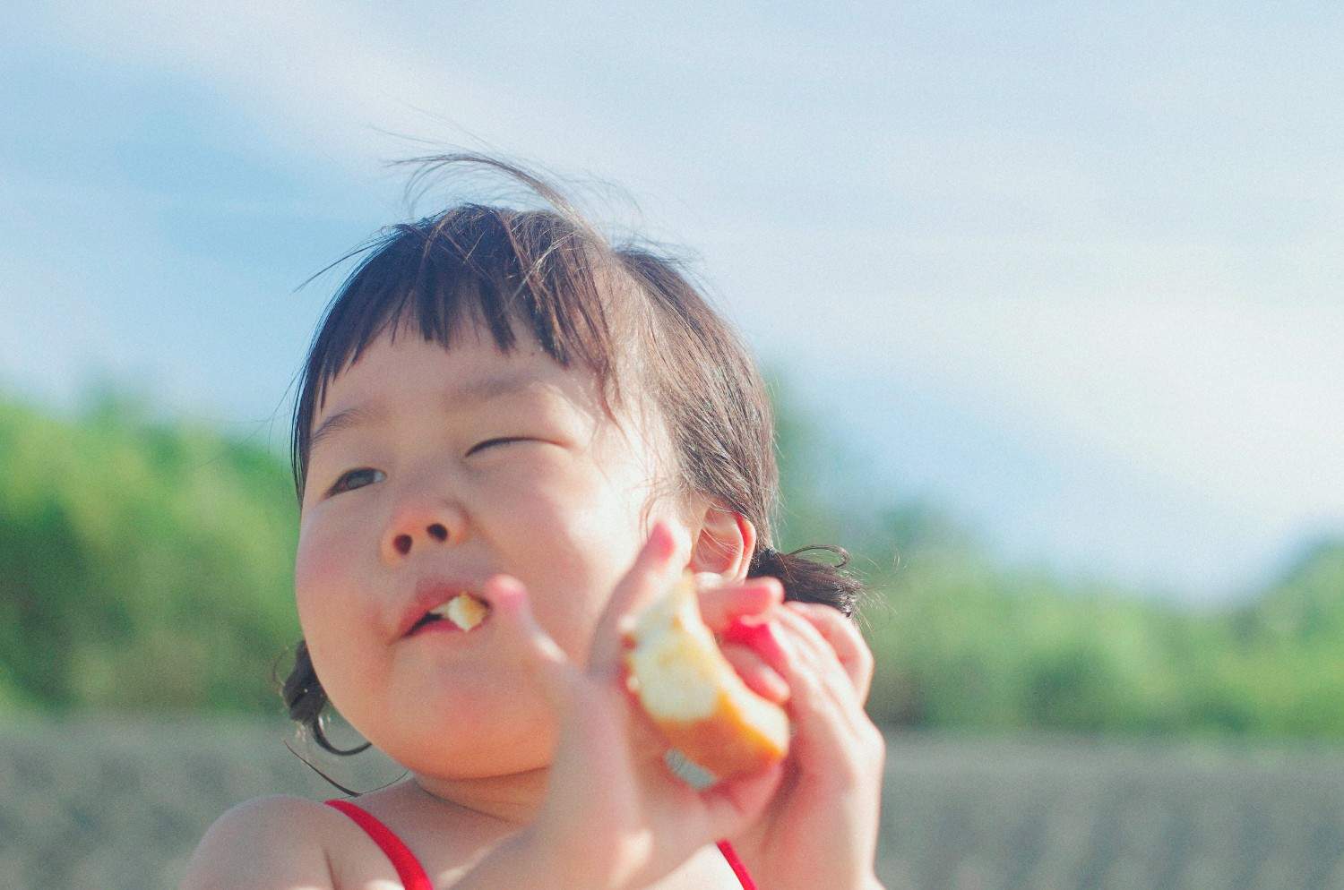 girl-eating-apple-mindfully